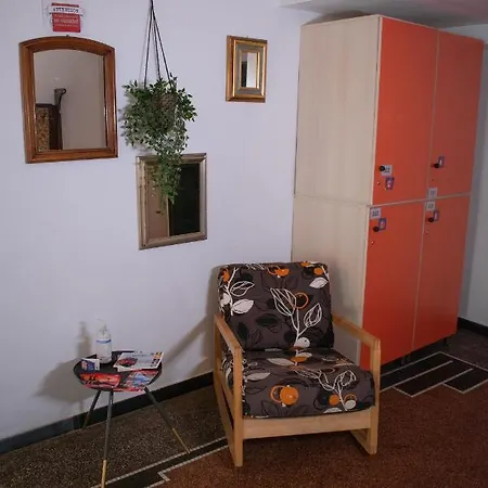 Abbey Hostal *